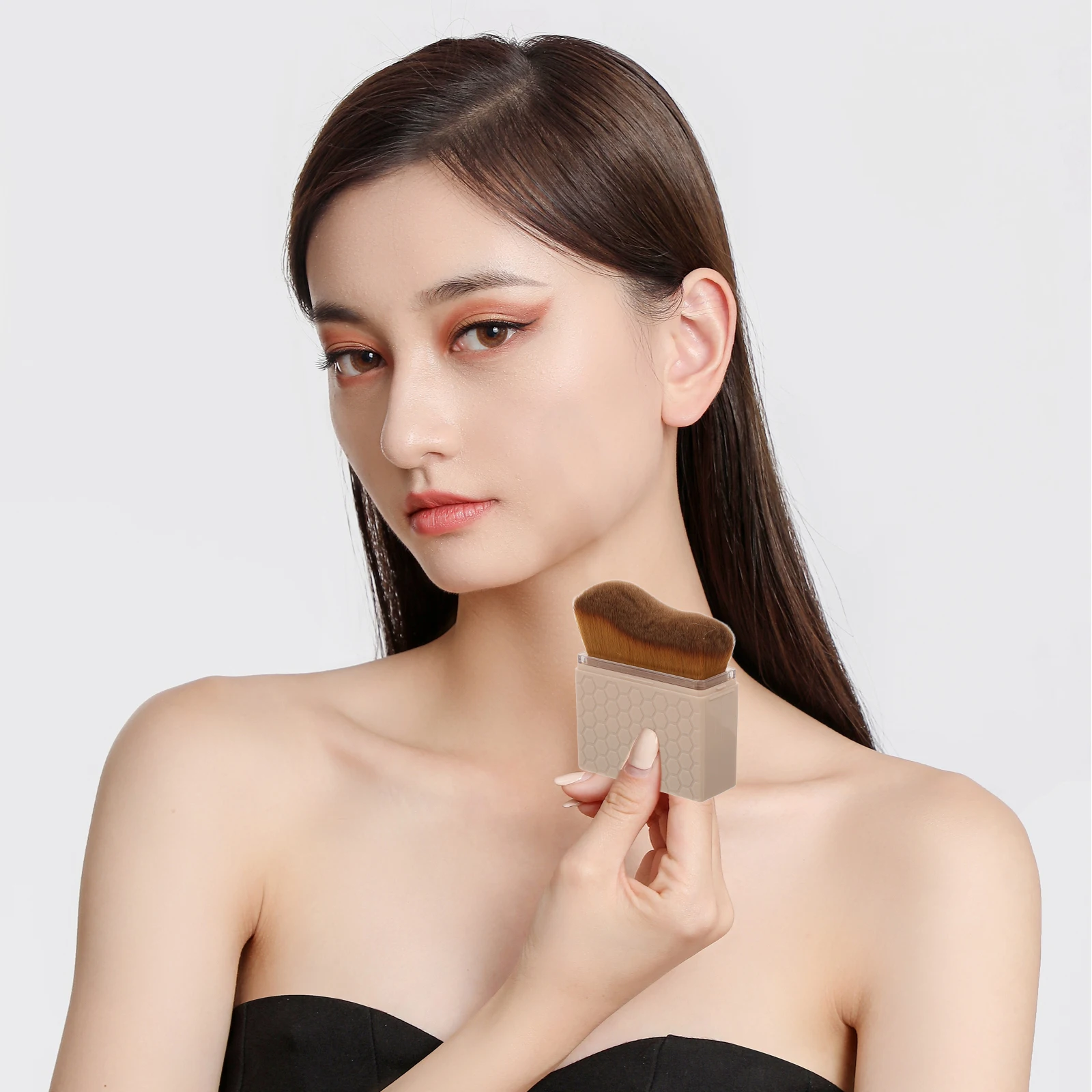 

Wavy Tanning Brush Soft Bristles Body Face Makeup Foundation Powder Blush Travel Size Portable Design Cover Included