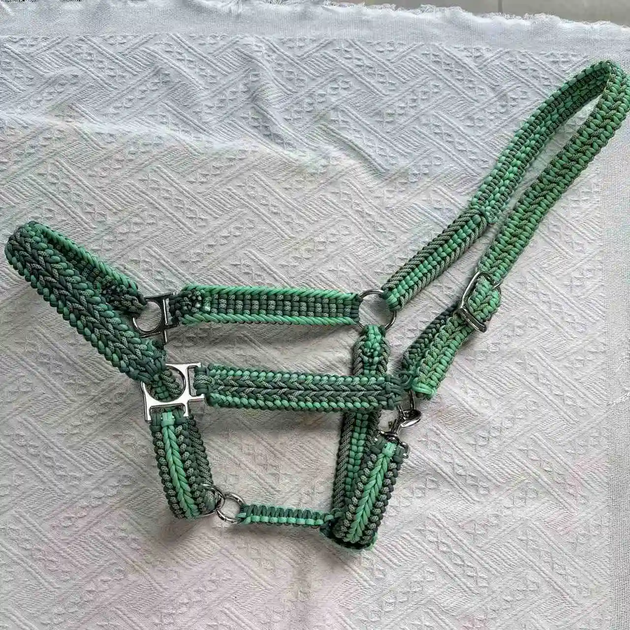 

2026 Personalized Horse Halter Soft yet Strong Nylon Rope Design Unique Style Options for Horse Owners and Riders