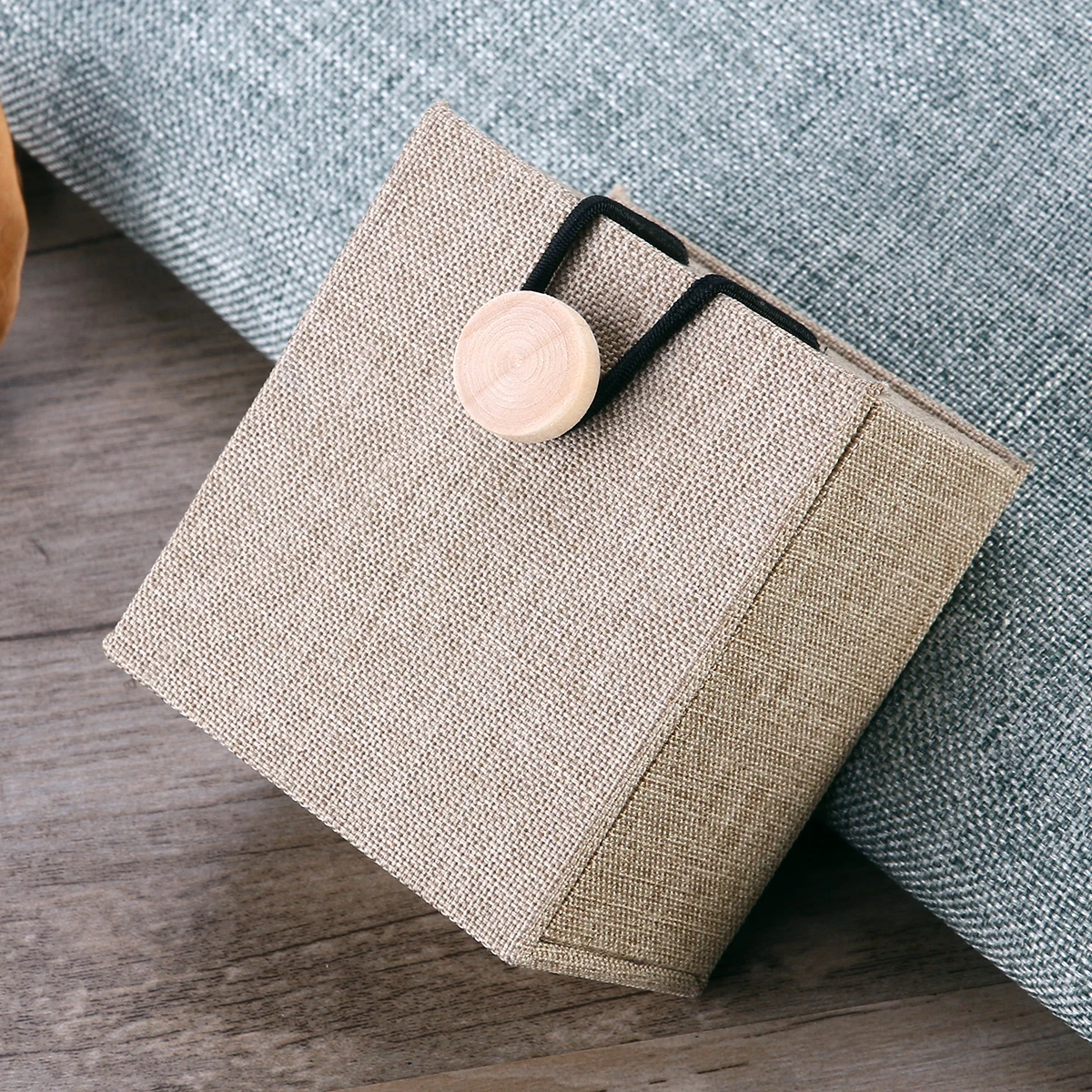 

Деревянная коробка для колец, подарок, свадьба, помолвка, хранение ювелирных изделий, пыленепроницаемая, устойчивая к царапинам, льняная поверхность, деревенский дизайн, замок на веревке