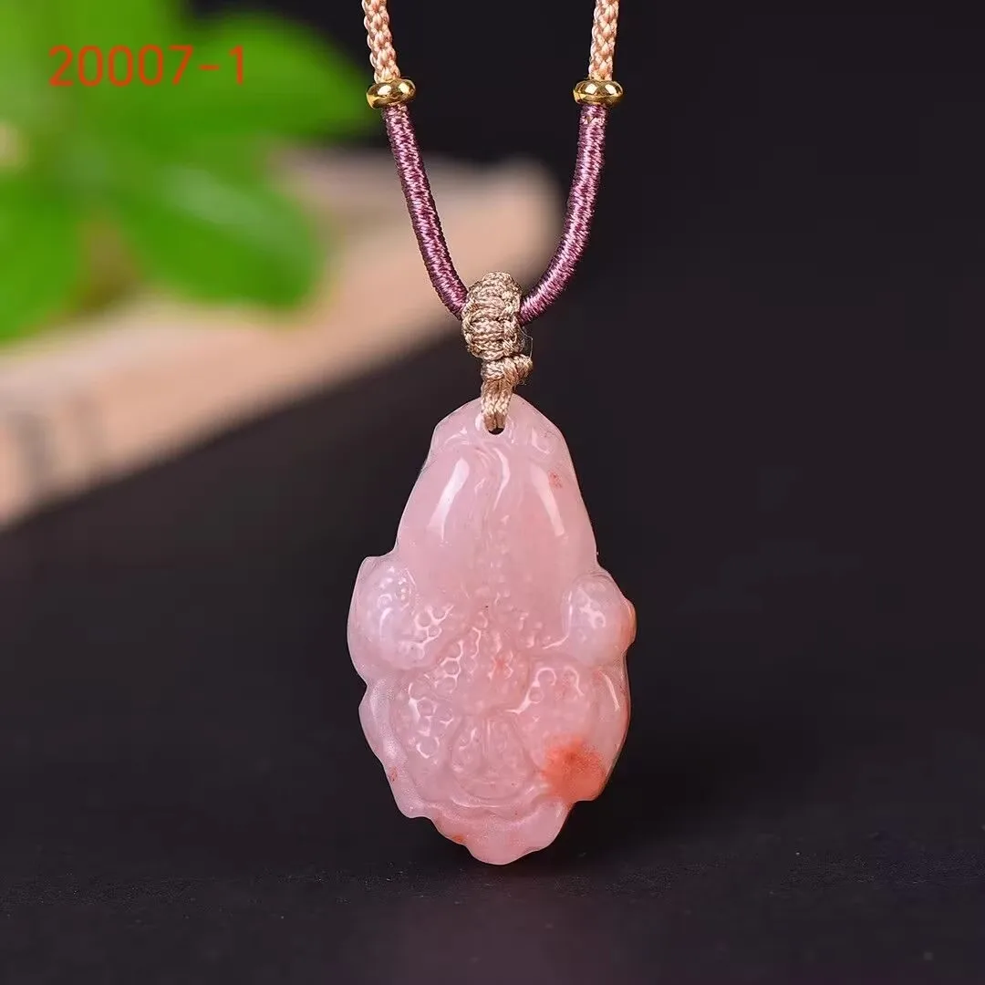 

The exquisite peach blossom jade cabbage pendant is a festival gift symbolizing Bai CAI for family and friends