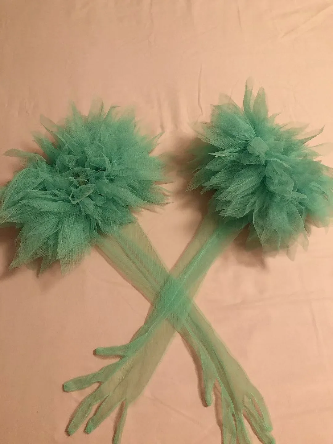 Abito sexy con cinturino per spaghetti in prospettiva di garza verde con guanti per le donne Sfilata di moda Costumi modello Abiti da sera per celebrità