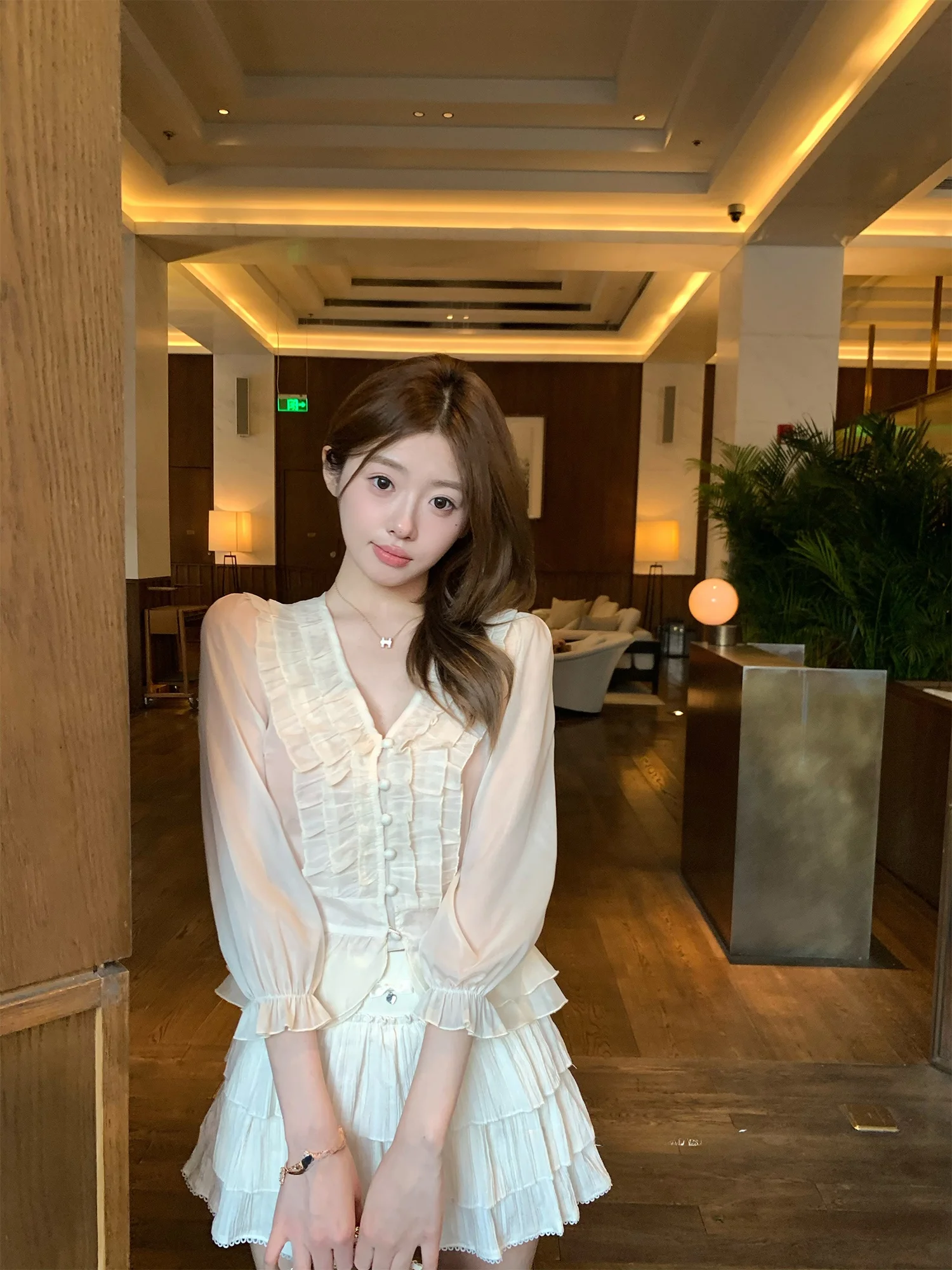 

OKJJ Деревянная пуговица для воротника, V-образный вырез, длинный рукав, укороченная женская блузка из хлопка и шифона с цветочным принтом, на пуговицах