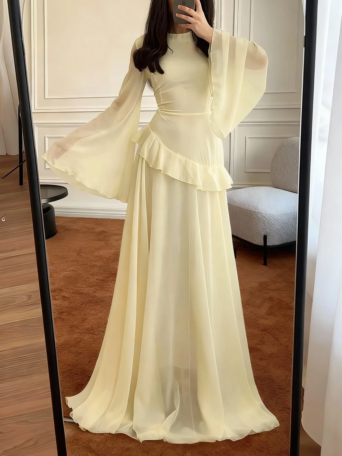 

Элегантное кремовое платье макси с рюшами на талии и расклешенными рукавами для весны и лета