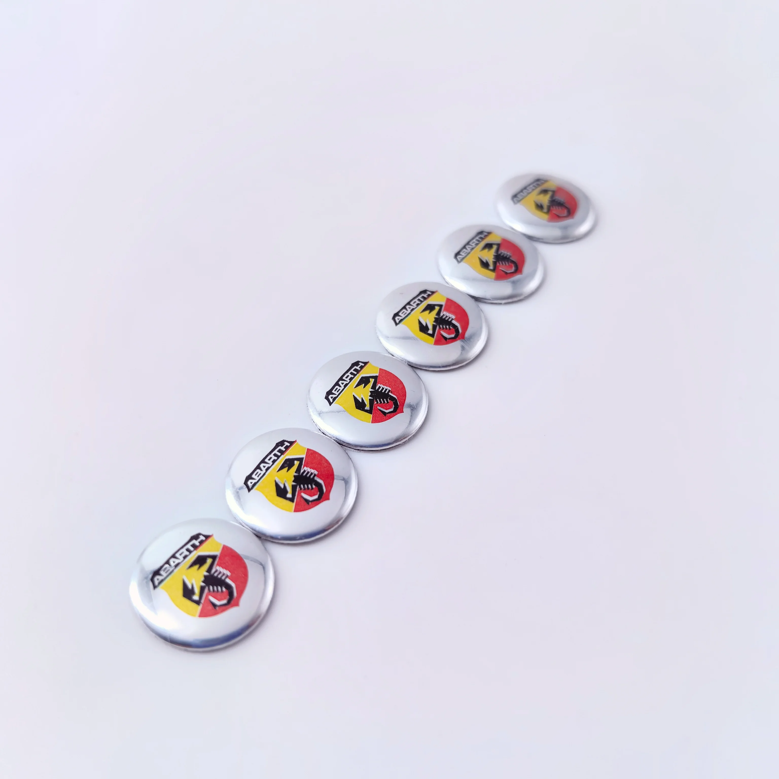 2 Stück FIAT Abarth 14 mm 3D Aluminium Auto Logo Schlüsselanhänger Dekoration Emblem Autoschlüssel Abzeichen Aufkleber Zubehör