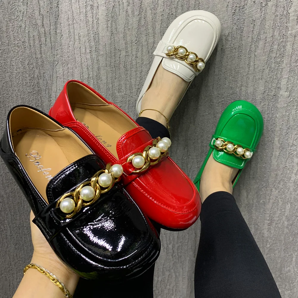 Fashion Luxury Brand Women Flats Shoes Plus Size Casual Shoes For Women Pearl Chain Patent Leather Female Loafers Summer Mullers