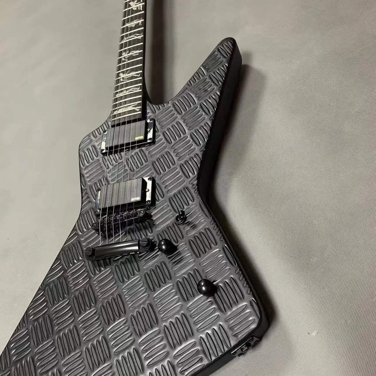 High-end custom 6-string special-shaped electric guitar, body with anti-skateboard, fingerboard with werewolf, black accessories