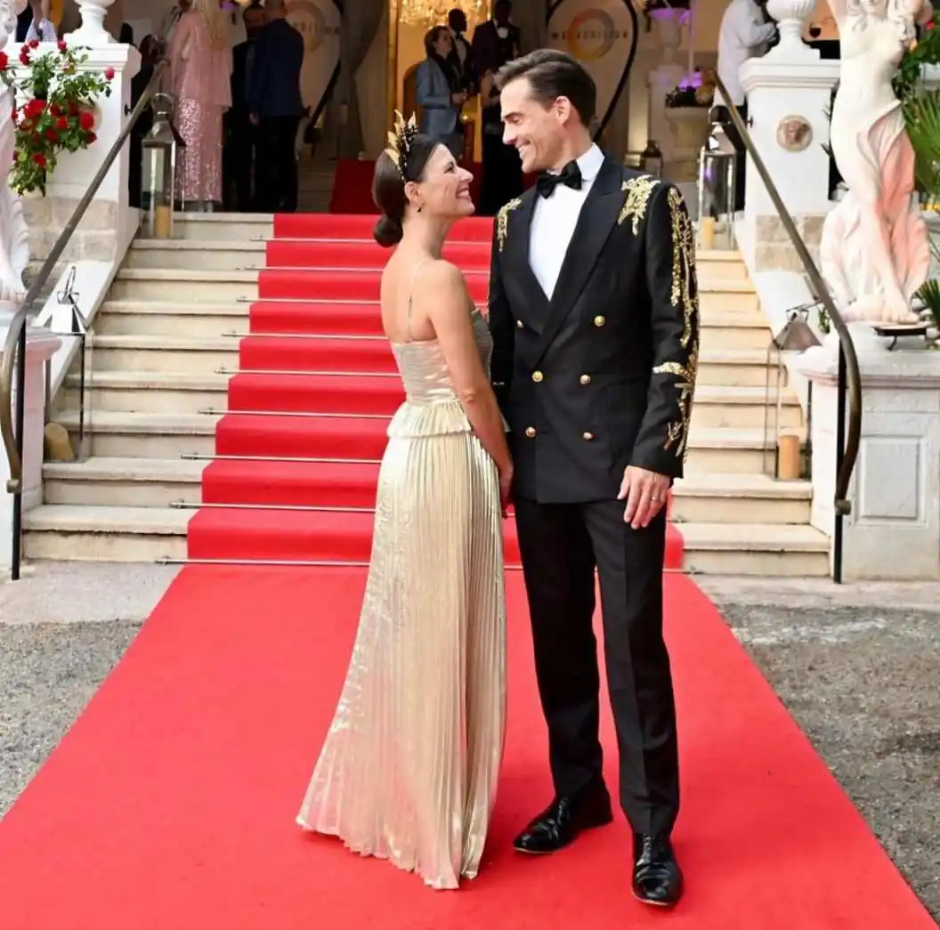 ชุดสูทผู้ชายคลาสสิกแบบ 2 ชิ้น ปกแหลม กระดุมสองแถว ประดับลาย ชุดทักซิโด้เจ้าบ่าวงานแต่งงาน งานพรอม ชุดสูทผู้ชายสั่งตัดได้