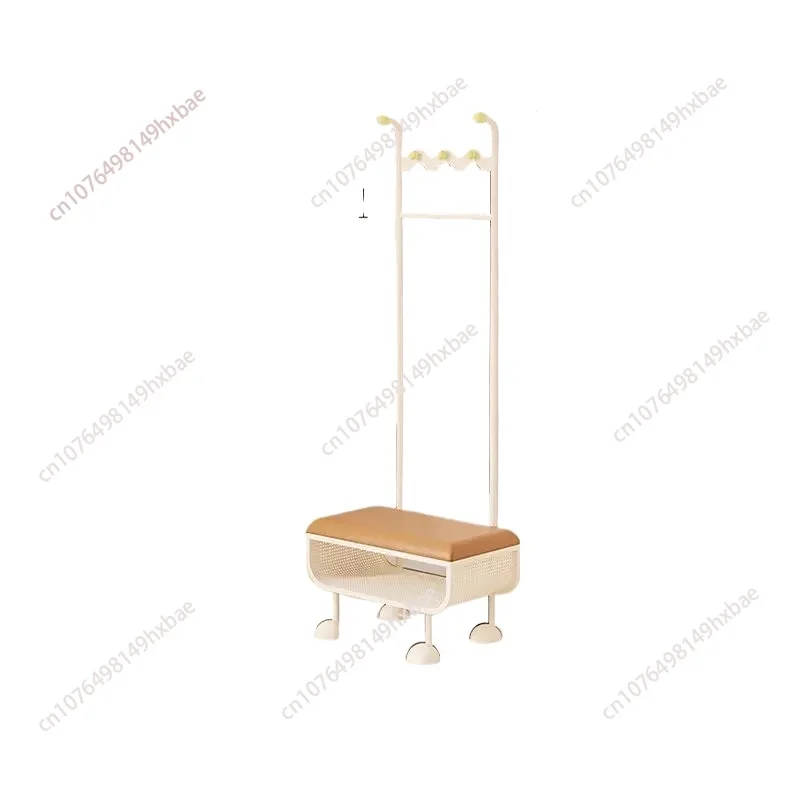 

Табурет для смены обуви, подвесная вешалка при входе, встроенный дом