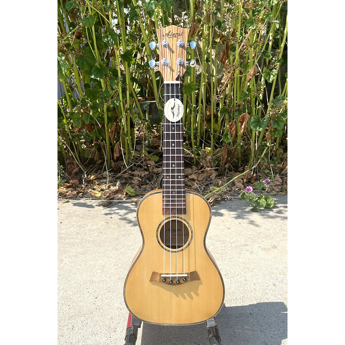 chine-fabrique-de-haute-qualite-aiersi-marque-23-pouces-solide-epicea-haut-ukulele-zebre-concert-ukelele-usine-personnalise-oem-odm-logo-guitare