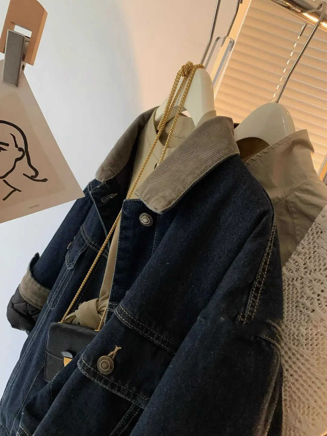 

Джинсовое пальто для женщин с хутряной толстовкой, плюшевое женское зимнее свободное пальто в стиле гранж, тренд, активный отдых на свежем воздухе, против морщин, нечеткий капюшон, ежедневно