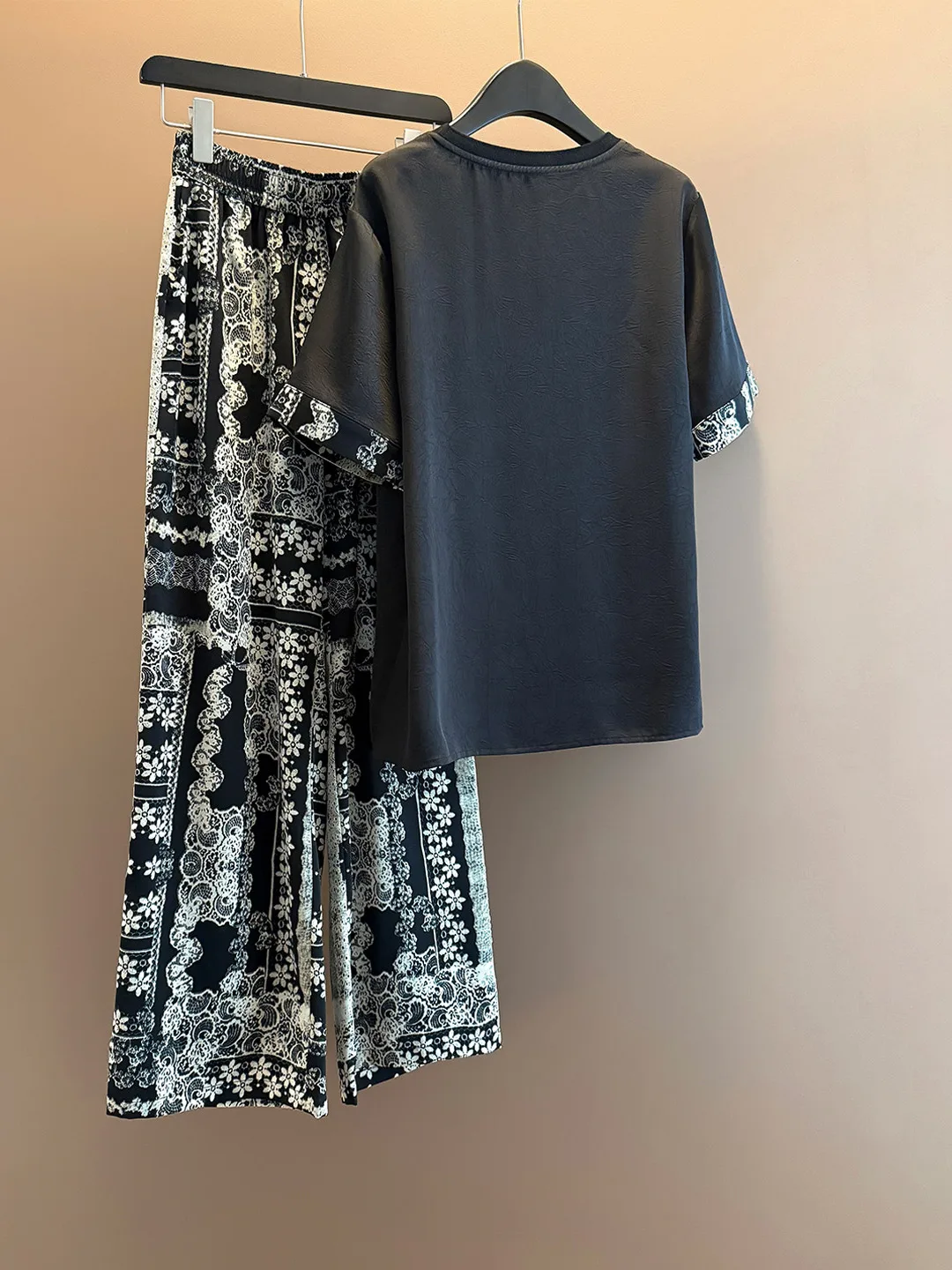 Elegant Black Short Sleeve T-Shirt And Wide Leg Pants Women's Fashion Set High End Slimming Effect Summer 2026 Ensemble