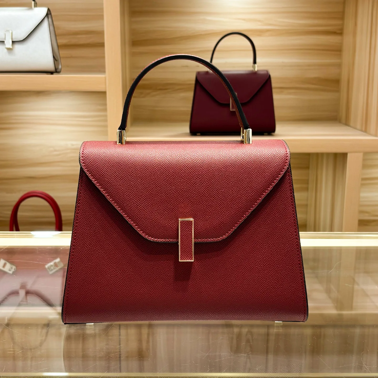 

Elegant Large Capacity Designer Diaper Bag for Women Luxury Leather Tote Stylish Crossbody Shoulder Bag for Modern Lifestyle