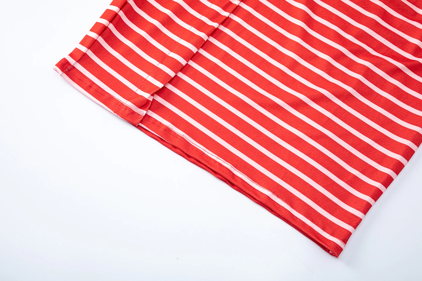 2026 Neues Europäisches und Amerikanisches Damenkleid mit Rundhalsausschnitt, Streifenmuster, Kurzen Ärmeln, Schlankmachendem Effekt und Seitenschlitz – Detail 19