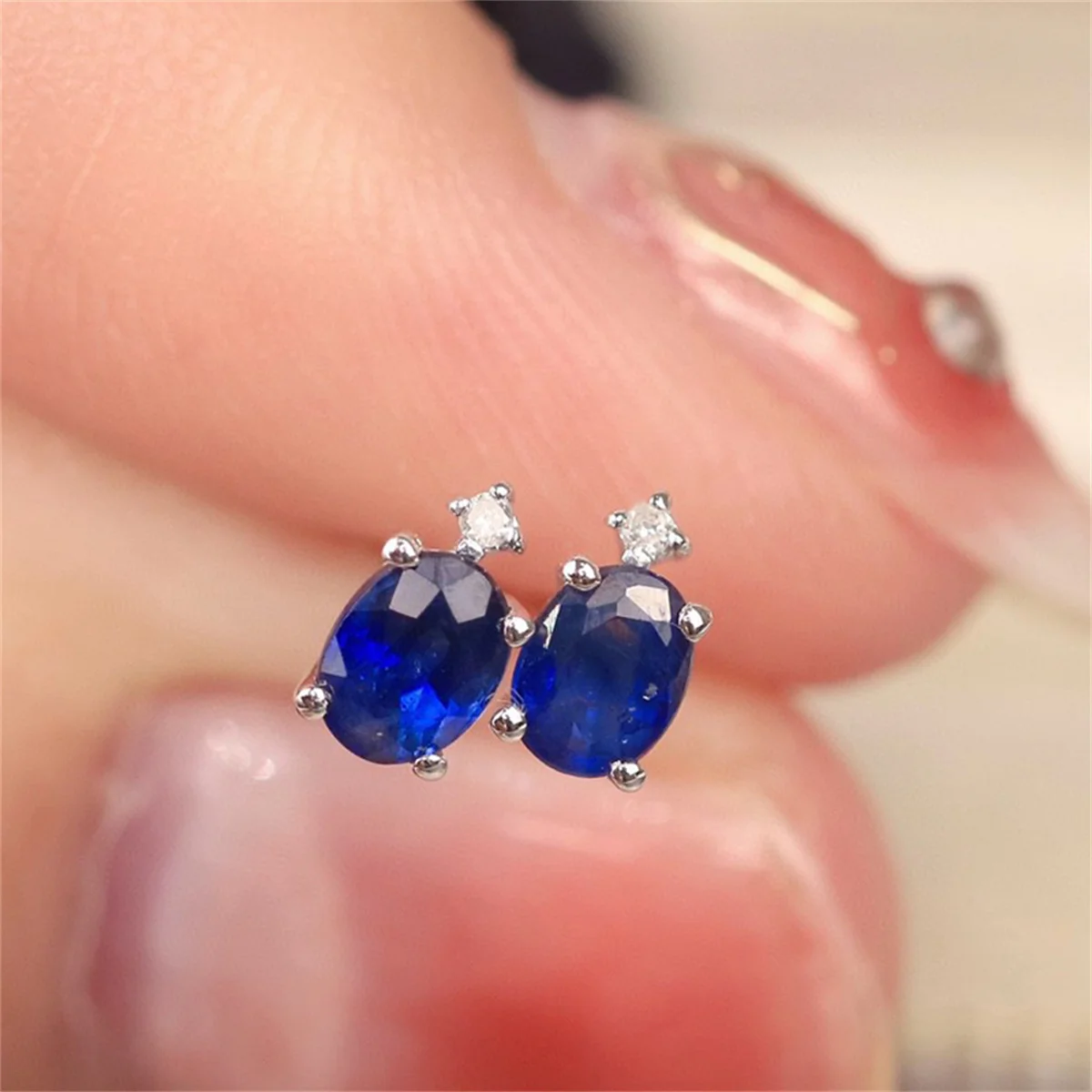 

A pair of 925 silver minimalist set stud earrings for ladies. These jewelry pieces are suitable for various occasions in daily l