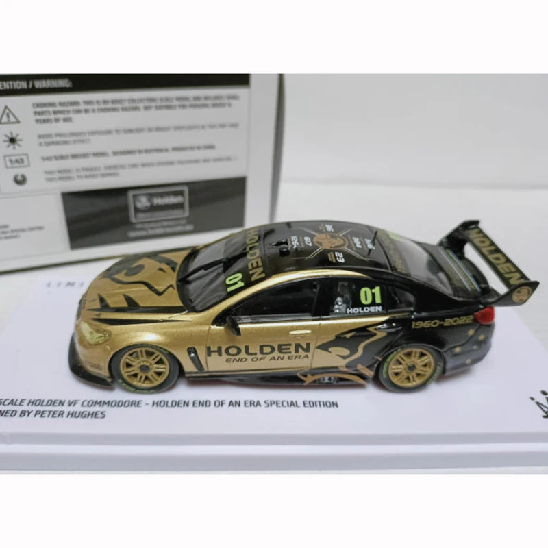 

Аутентичная модель гоночного автомобиля Holden VF 1/43 «Конец AN ERA», классический сувенир для взрослых, подарок, статический дисплей