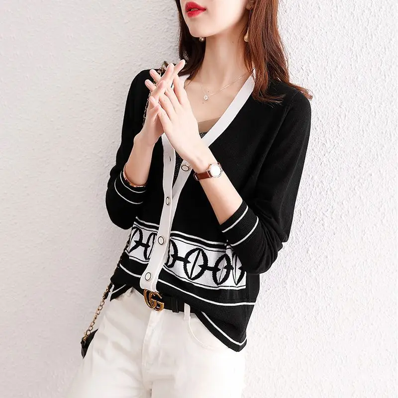 Knitted Cardigan Color Blocked Embroidery Spring Autumn V-neck Thin Korean Fashion Popular Item Women\'s Outerwear Meat Covering