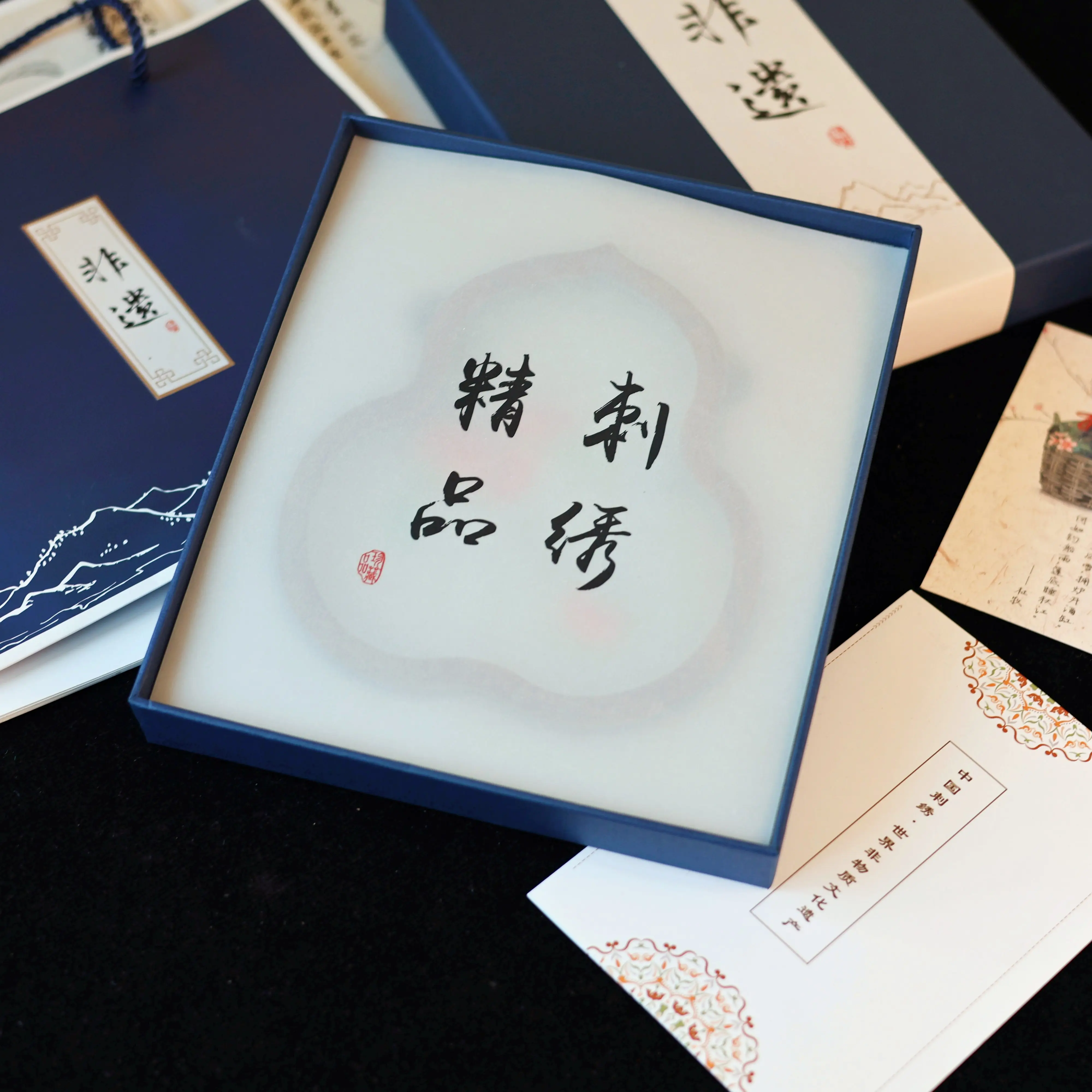 Suzhou Handmade Embroidery Gourd Fu Lu Decoration Gift Box Non-Heritage Walnut Table Chinese Characteristic Hand
