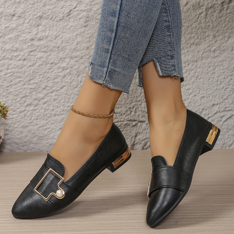 أحذية نسائية مسطحة مريحة غير رسمية 2025 لربيع وصيف جديدة للاستخدام الخارجي سهلة الارتداء أحذية رياضية خفيفة الوزن مدببة كسول للنساء