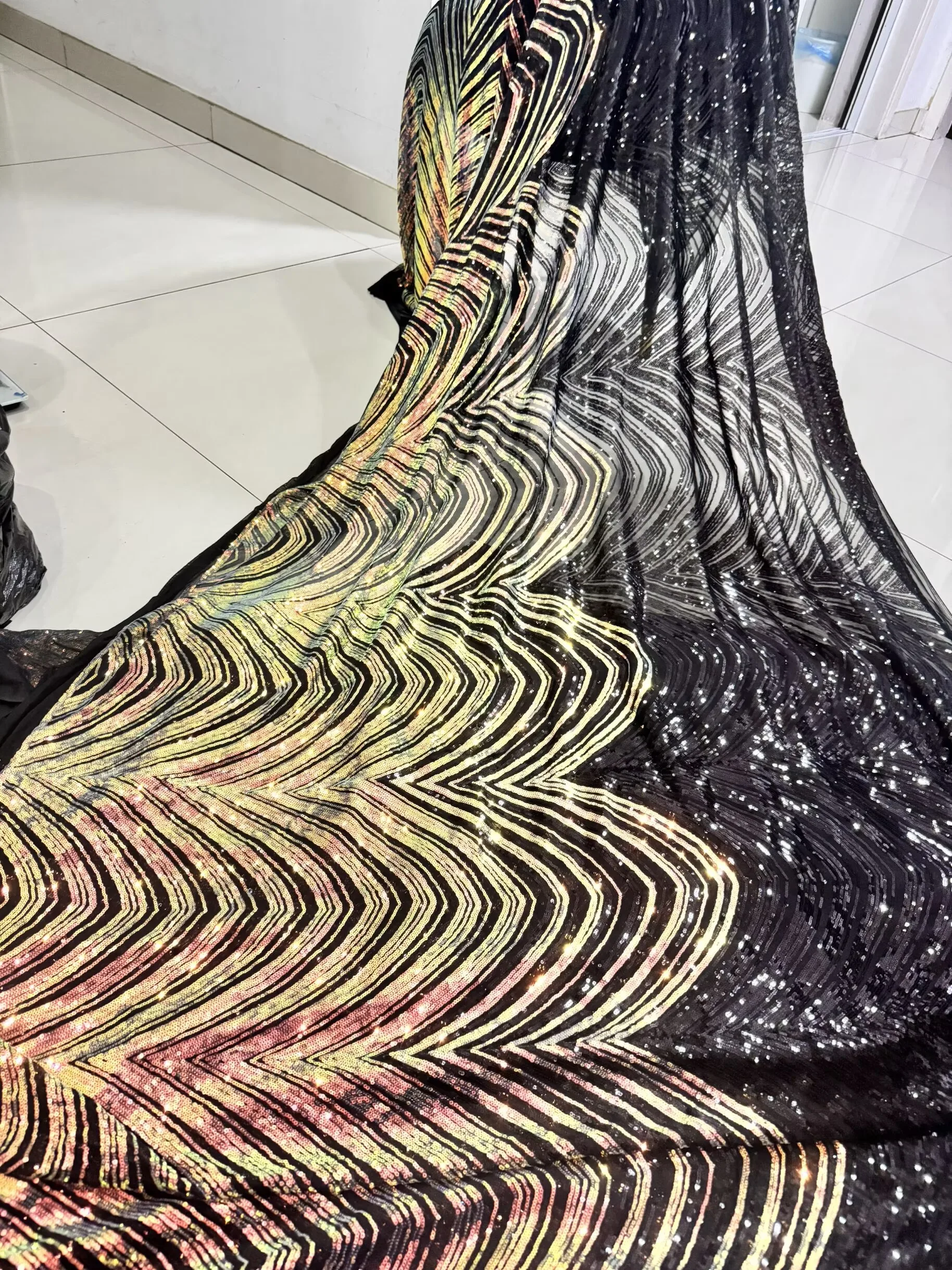 robe-de-soiree-africaine-a-rayures-contrastees-brodees-de-sequins-denses-avec-tissu-en-maille-extensible-robes-de-mariee-en-dentelle
