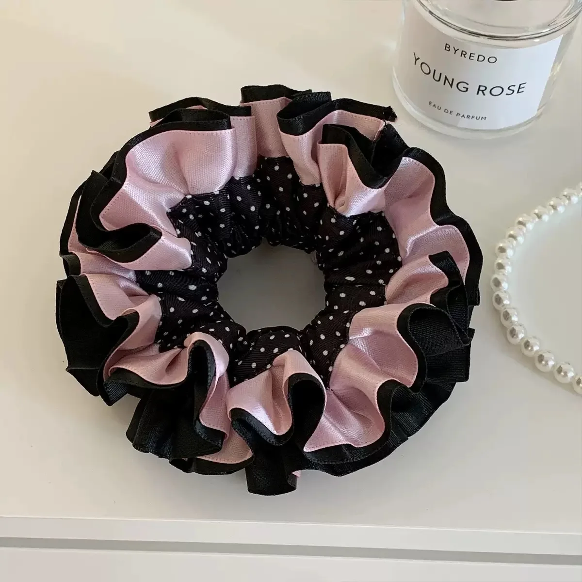 Rosa gepunktetes Haargummi – Ein elegantes Haaraccessoire im Ballett-Stil für elegante Duttfrisuren. – Detail 4