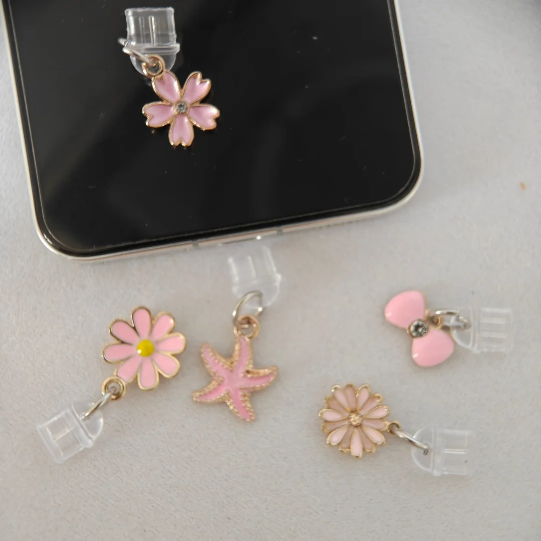 3 قطع عشوائية من سدادات غبار الهاتف الوردية متعددة الأشكال، بما في ذلك أزهار الكرز ونجم البحر والأقحوان وما إلى ذلك، إضافة حلاوة وأناقة على هاتفك، مجموعة ملحقات الهاتف الحلوة والأنيقة #1