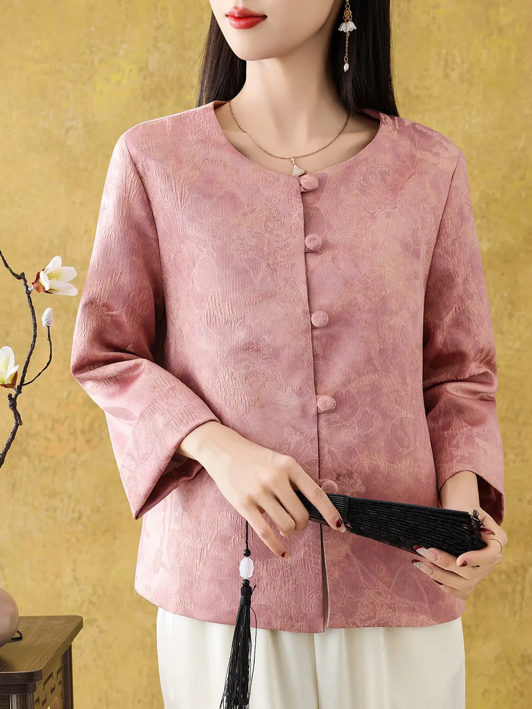 

Элегантная атласная куртка с круглым вырезом и вышивкой, женский традиционный китайский свободный топ в стиле Тан, уникальный дизайн пуговиц, дышащий материал.