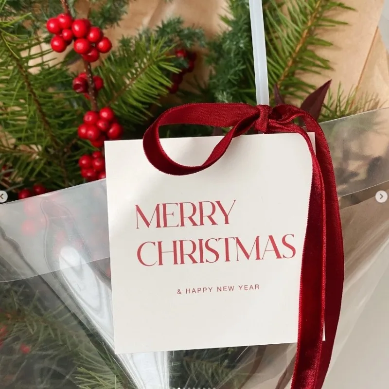 100 Stück rote Weihnachtsgeschenkanhänger und Karten – weiße kursive Frohe Weihnachtsetiketten mit schwarzem Schriftzug, innen leer für die Personalisierung – Detail 4
