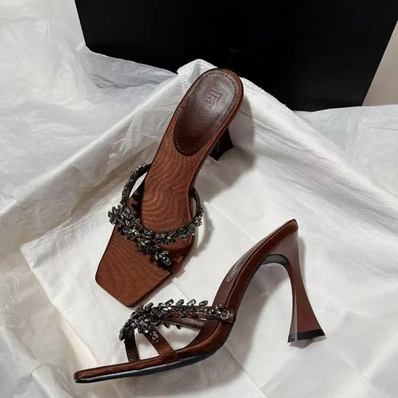 

2025 модные женские тапочки с квадратным носком, роскошные платья с открытым носком, пикантные повседневные женские сандалии на высоком каблуке, пляжные тапочки