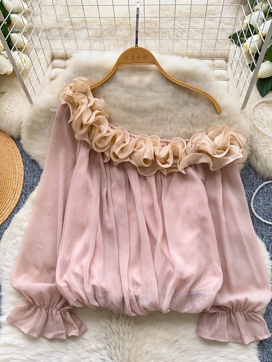 優しい少数民族風スキューカラーの女性用服、フレアスリーブ、メッシュパッチワーク、フレッシュなトップス、万能なフレンチスタイルの婦人服