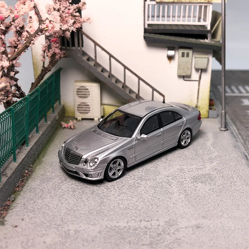 Novo em estoque mk modelo 1:64 mercedes benz e63 w211 carro liga miniatura diecast mercedes quatro olhos ornamentos brinquedos personalizados crianças presente