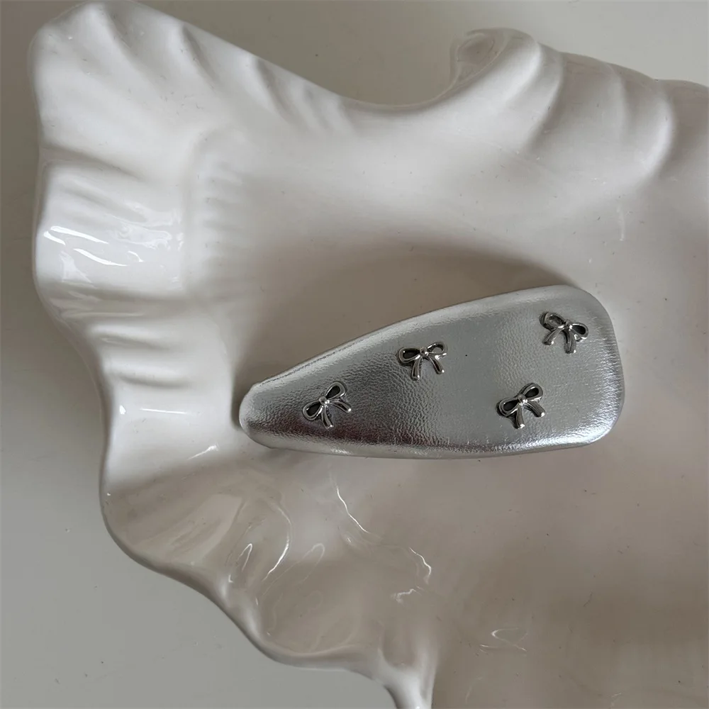 1 Stück Koreanischer Stil Süße Mädchenhaarspange aus Silber mit kleiner Schleife, Leder-Haarspange, Süße Baby-Haarspange, BB-Clip, Haarspange für seitliche Ponyfransen – Detail 2