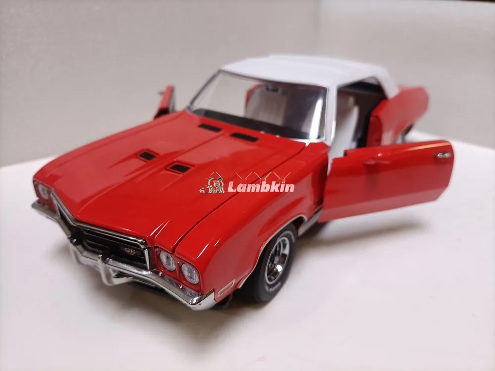 Sunstar 1:18 For Buick Skylark GS 1972 Open Door Sedan Model Classic Open Door Old Car Miniatures