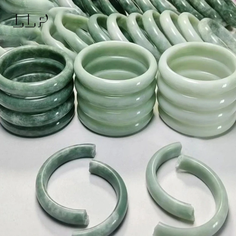 Natürliches grünes Jade-Armband, traditioneller chinesischer Alltagsschmuck mit einem eisigen Hauch und einem glückverheißenden Charme. – Detail 8