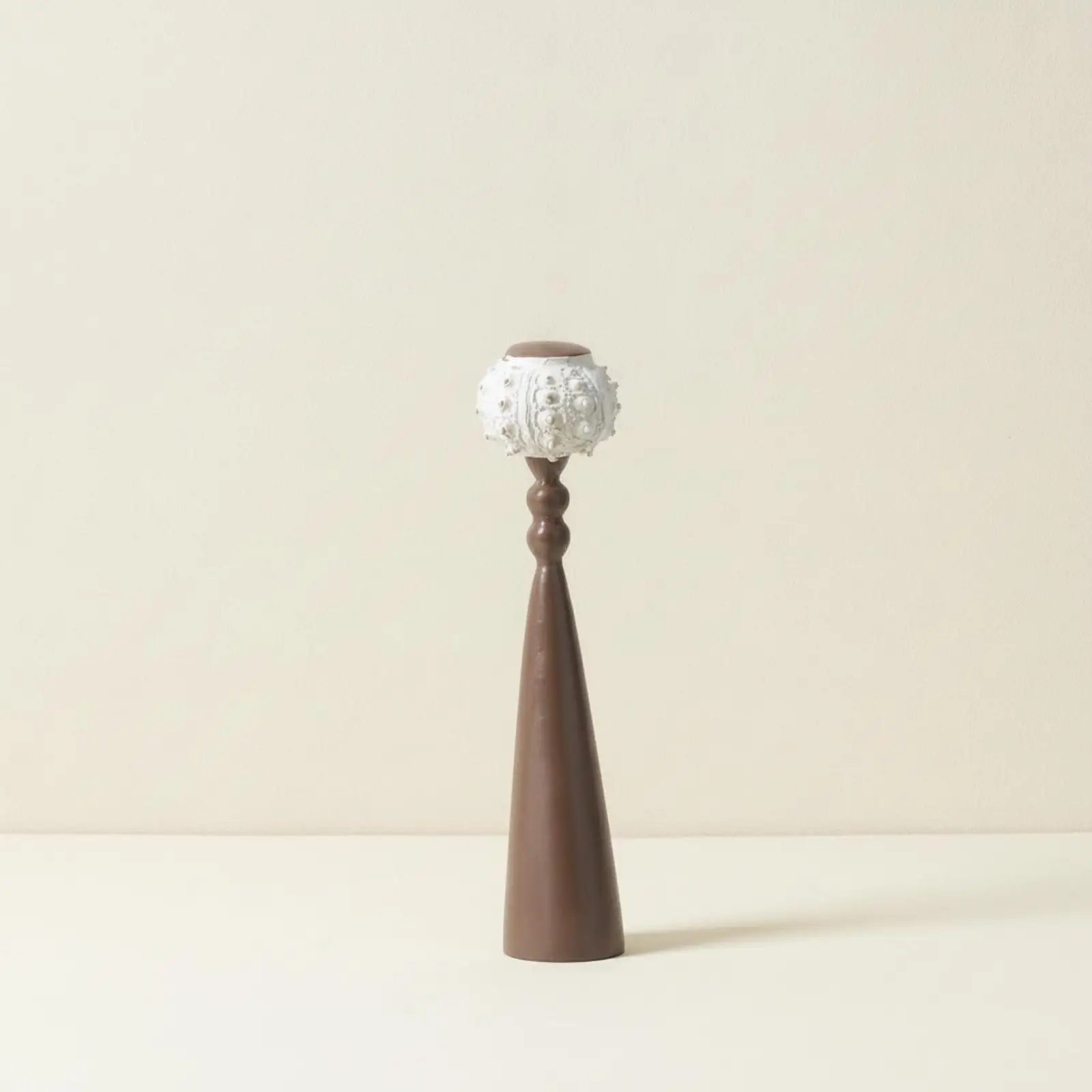 Decorative Art Sculpture Resin Ball Holder with Textured Relief for Stylish Living Area Mantel Entryway Tabletop Ornament