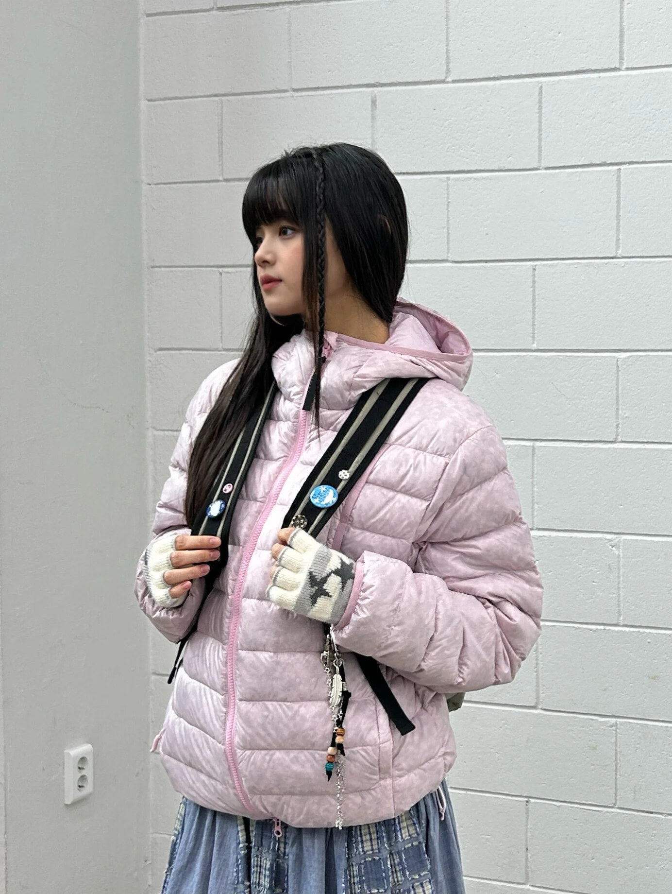 Różowa kurtka puchowa damska o luźnym kroju, stylizowana na amerykański retro, dla par, z kapturem, typu chleb, idealna do dojazdów do pracy, wiatroodporna, 90% biały puch.