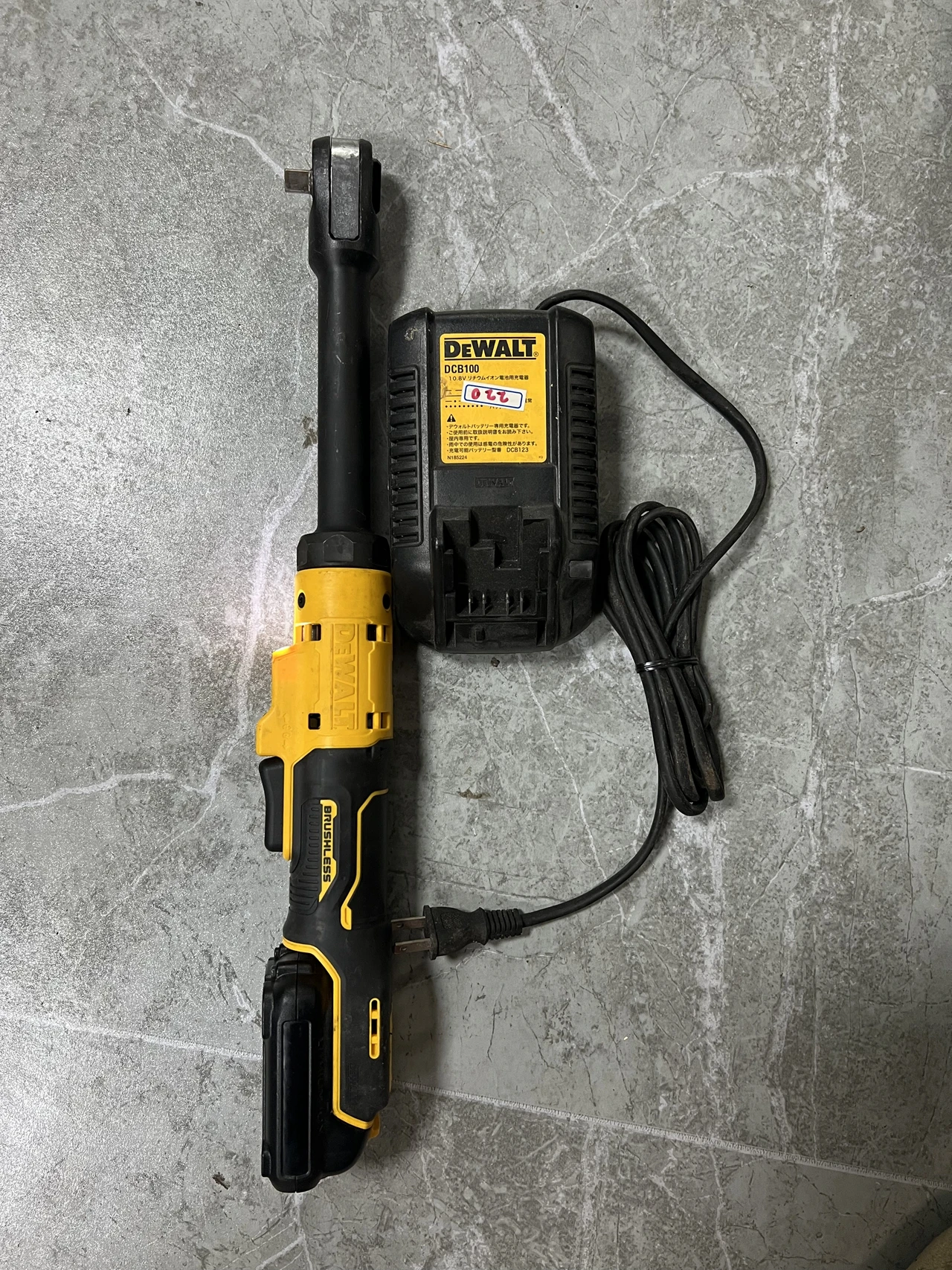 DEWALT DCF503EN XR 3/8in Open Head Extended   Ratchet12V  DCF503EN 1.3AH Battery kit second-hand