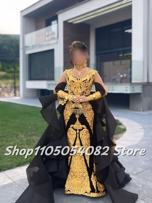 Maßgeschneidertes, luxuriöses, traditionelles Abendkleid in Schwarz und Gold mit V-Ausschnitt, Spitzen-Inlay, gerader Schnitt, bodenlang, Ball für formelle Anlässe