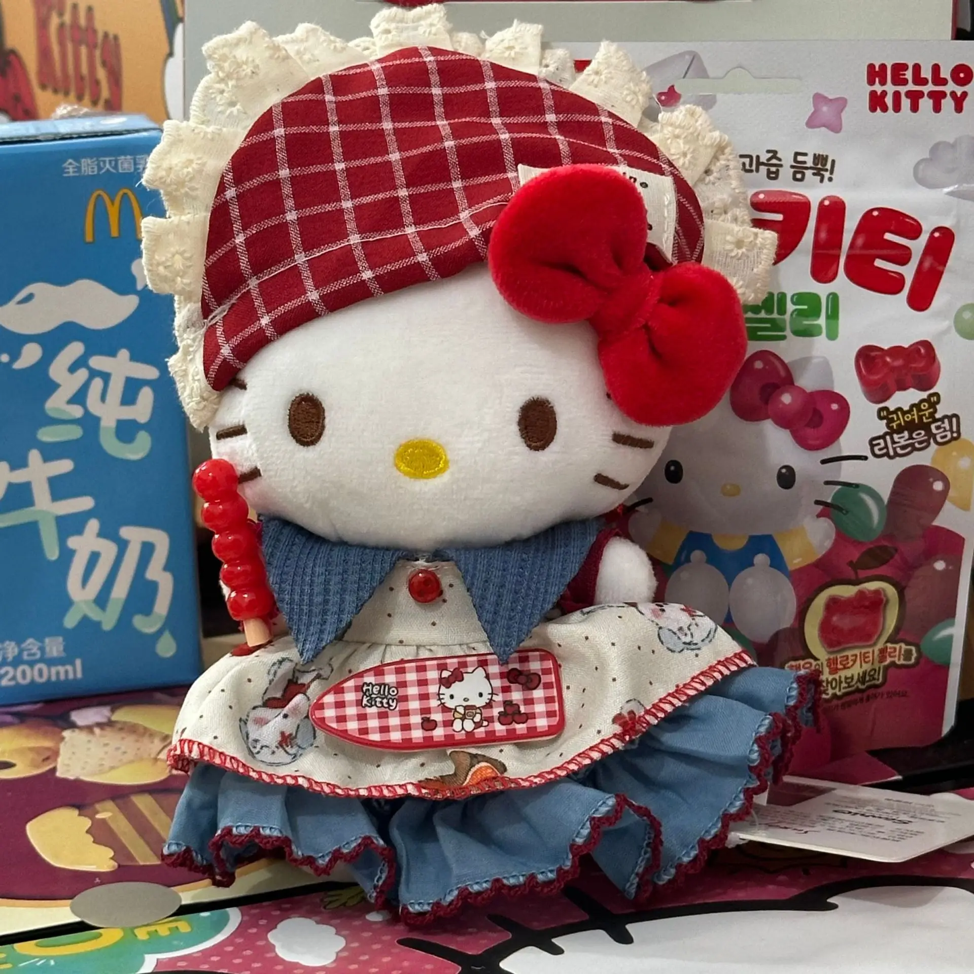 

Плюшевый брелок Hello Kitty: винтажное красное клетчатое платье с кружевной шляпкой, милая мягкая плюшевая кукла-подвеска, украшение для рюкзака, аксессуары для девочек, подарки