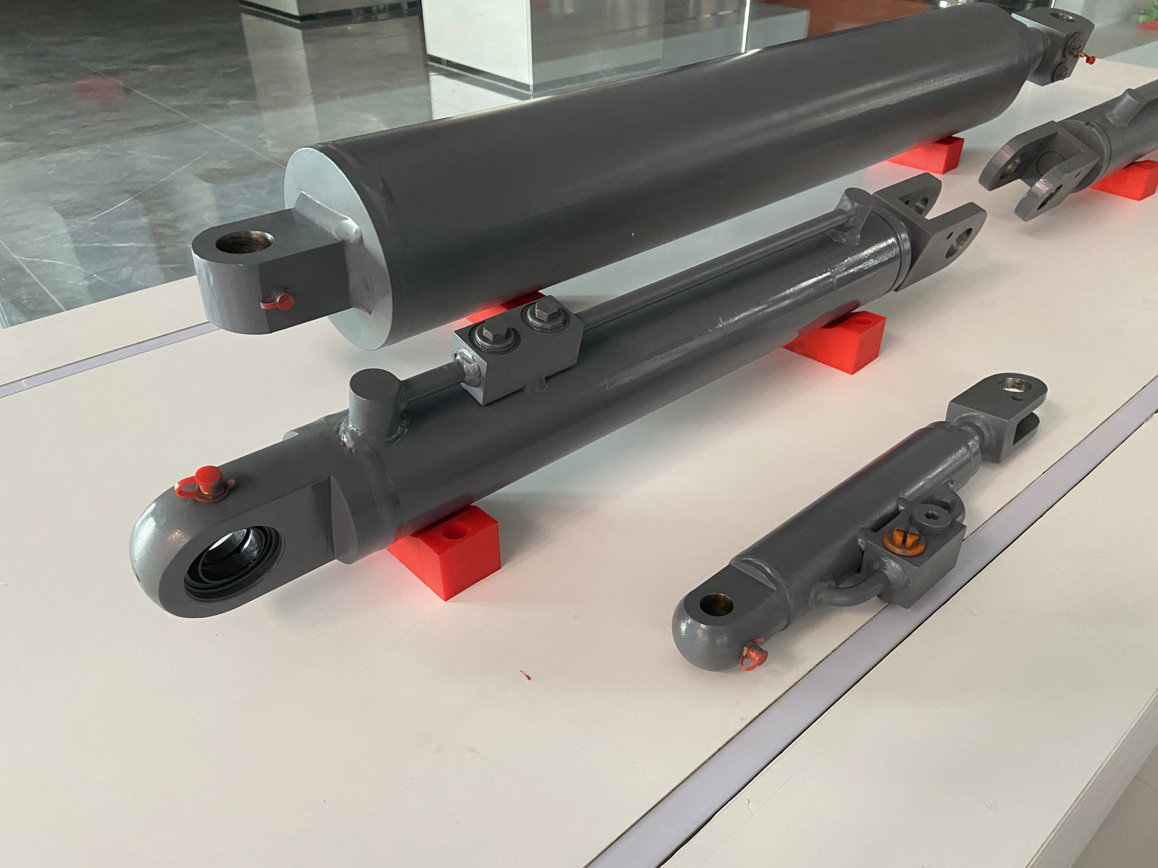 Hydraulic cylinder for garbage trucks, specially designed for demanding lifting and compression cycles, with rugged construction