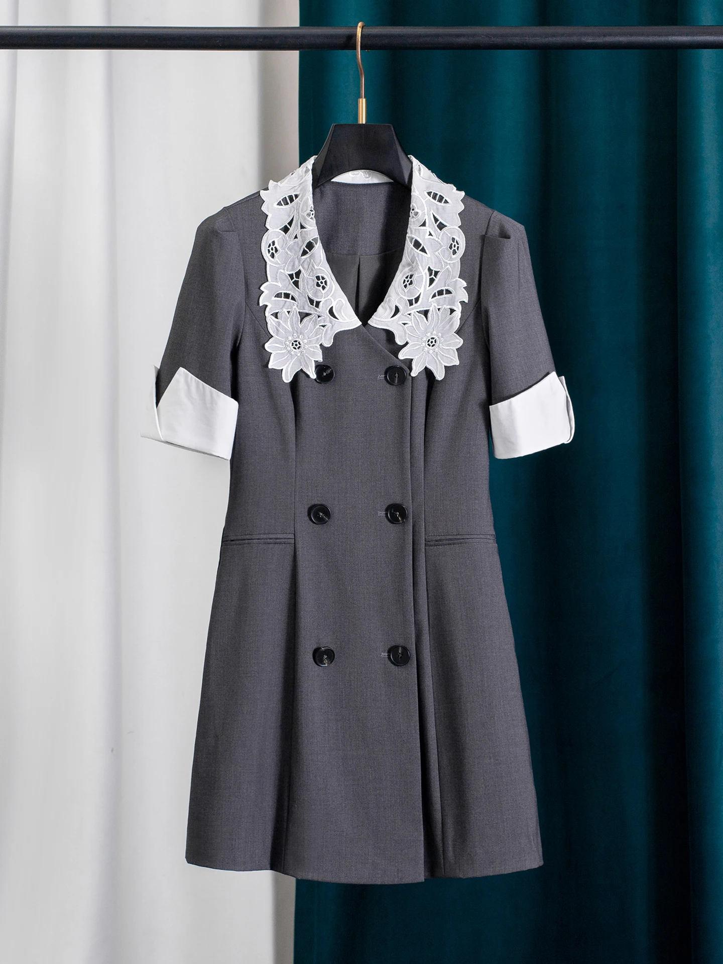 

Женский летний костюм с вышивкой, ажурным воротником-стойкой и двойной застежкой на пуговицах, из плотного материала, для офиса/повседневной носки.