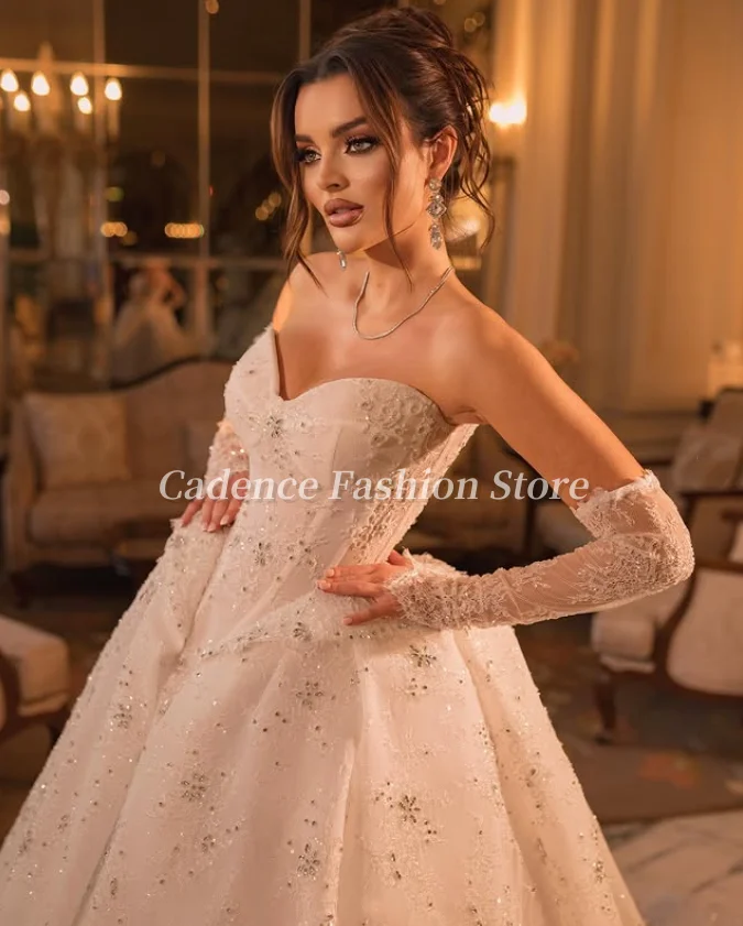 Maßgeschneiderte luxuriöse weiße trägerlose Prinzessin arabische Brautkleider Korsett Perlen Spitze Applikation Dubai Brautkleider