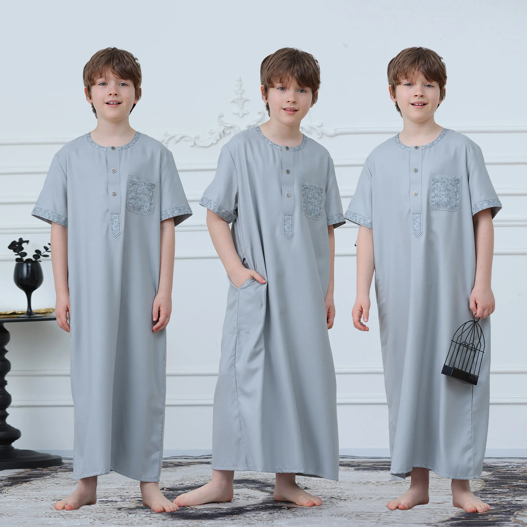 

Boys Muslim Thobe Short Sleeve Round Neck Embroidery Trim Pocket Kids Islamic Jubba Soft Children Arab Robe For Ramadan Eid Wear