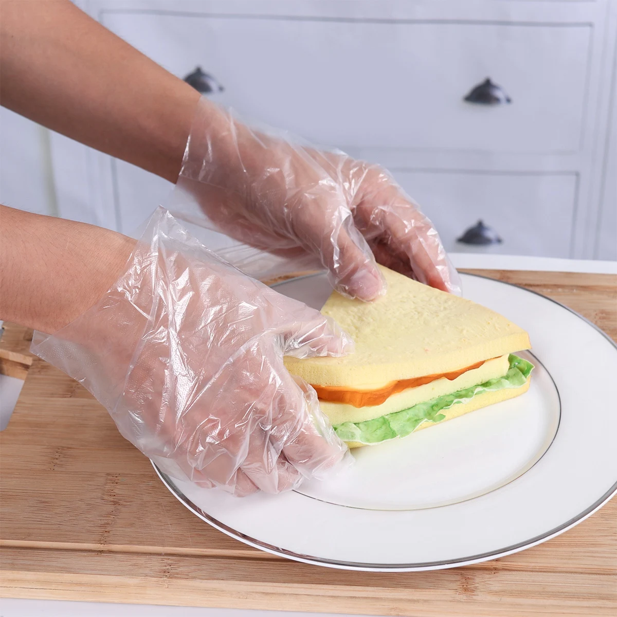 

300 Pcs Disposable Gloves Food Grade PE Oil Resistant Cooking Cleaning Large No Smell Non for Family