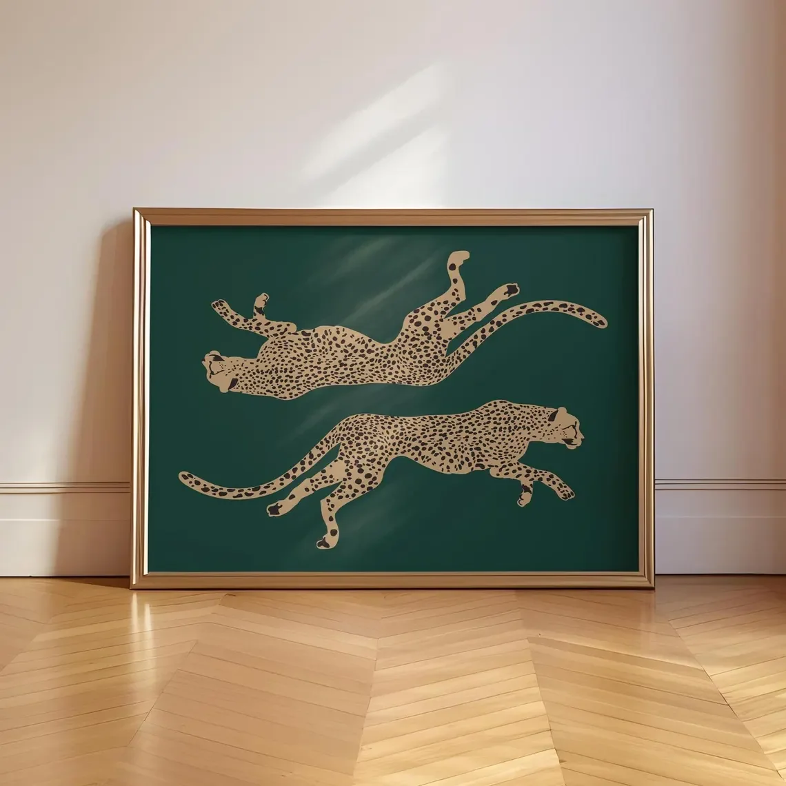 Impresión Decorativa de Guepares Corriendo en Verde Esmeralda - Arte Chic de Animales de Safari para Decoración de Sala de Estar
