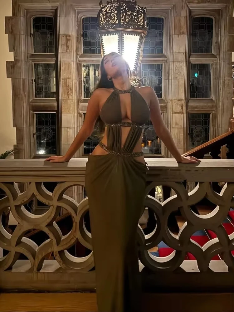 セクシーな背中見せスパンコールホルタードレス レディース ノースリーブ オフショルダー ホローアウト プリーツ マキシドレス 新作 レディース イブニングパーティーガウン