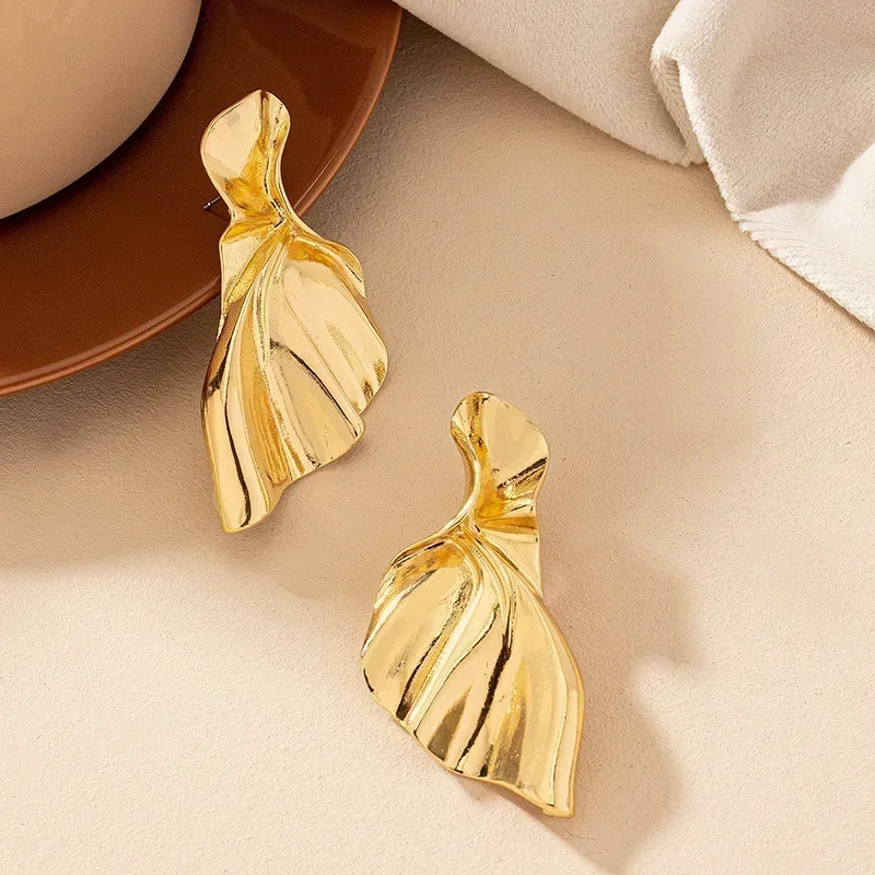 Geometric Three-dimensional Fishtail Pleated Metal Earrings for Women Party Holiday OL Fashion Jewelry Ear Accessories AE120