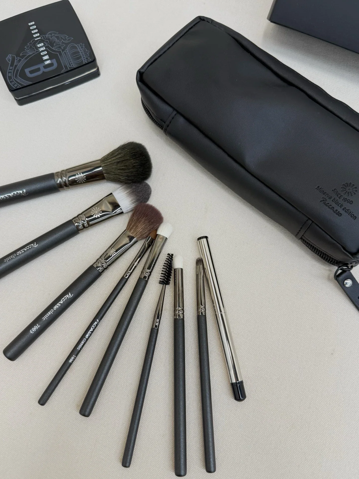 Von nackten Aquarellen bis hin zu reichhaltigen Ölen, dieses Pinselset hat alles, was Sie für ein luxuriöses Geschenk benötigen, hochwertige Make-up-Pinsel