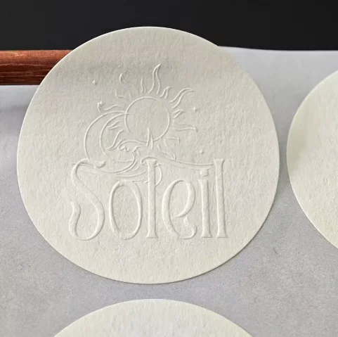 autocollant-personnalise-avec-logo-de-marque-en-relief-3d-texture-embossee-auto-adhesif-pour-l'etiquetage-et-la-fermeture-des-emballages-cadeaux