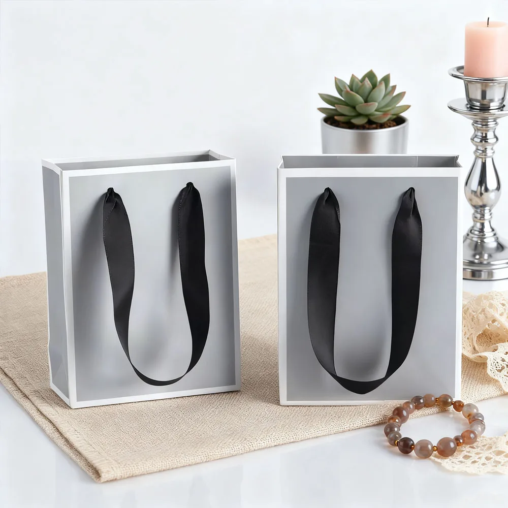 Bolsa de compras de regalo gris plateado, bolsa de papel de cartón para ropa con mango de cinta negra, parte inferior cuadrada para embalaje de pequeñas empresas