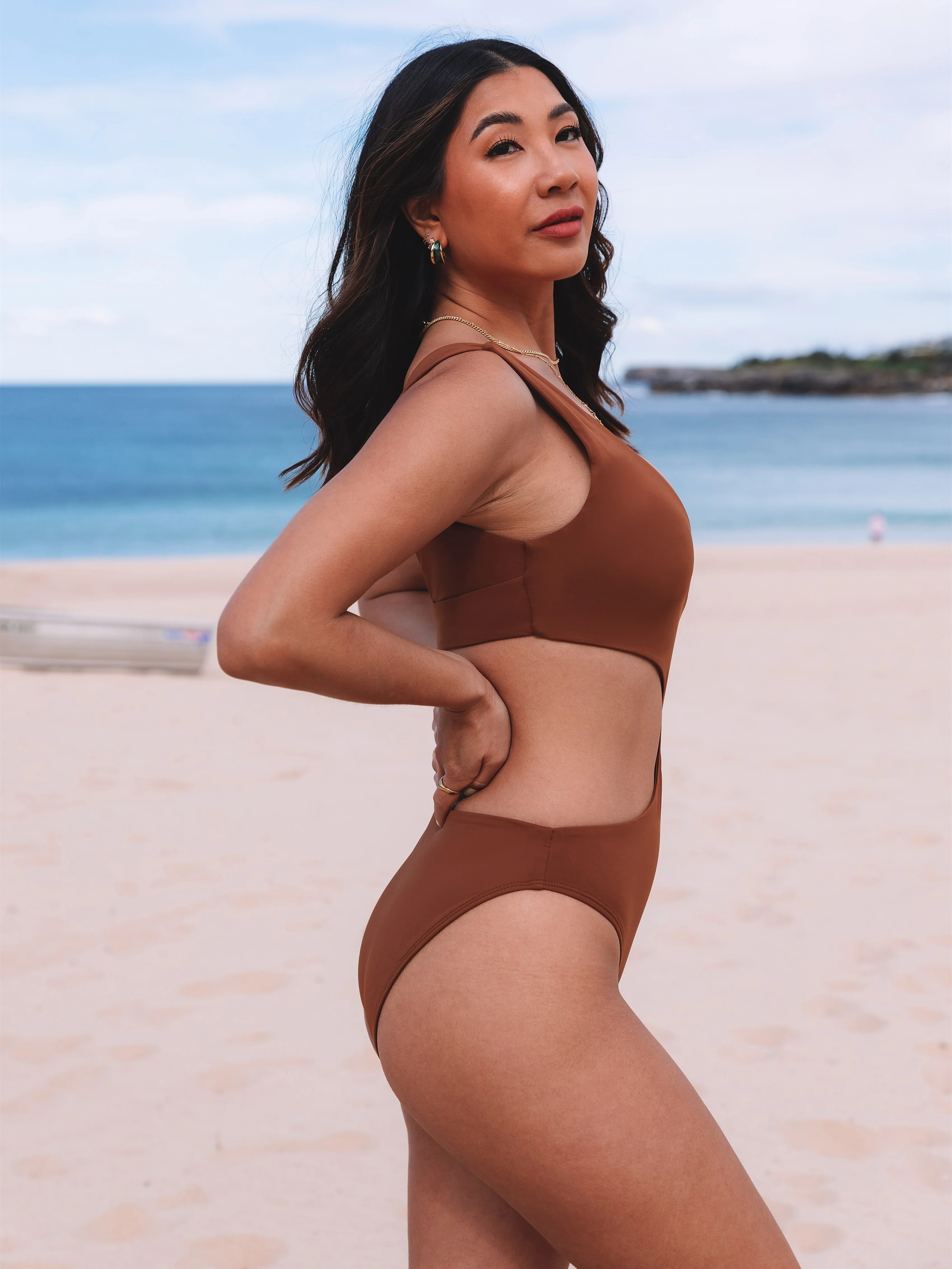 女性のファッショナブルでセクシーな中空ワンピース水着、夏のビーチカジュアル休暇